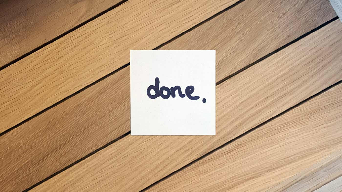 Sticky note in Oak crate